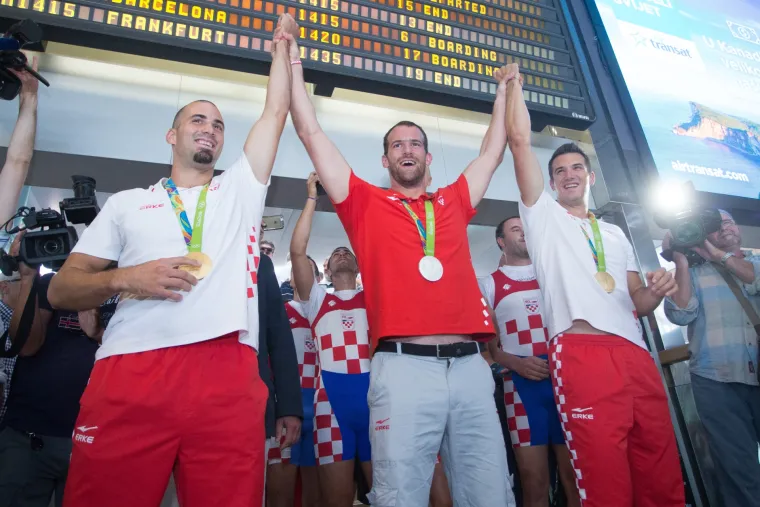 U Zagreb se vratili i trofejni veslači: dočekali ih navijači, prijatelji i članovi obitelji