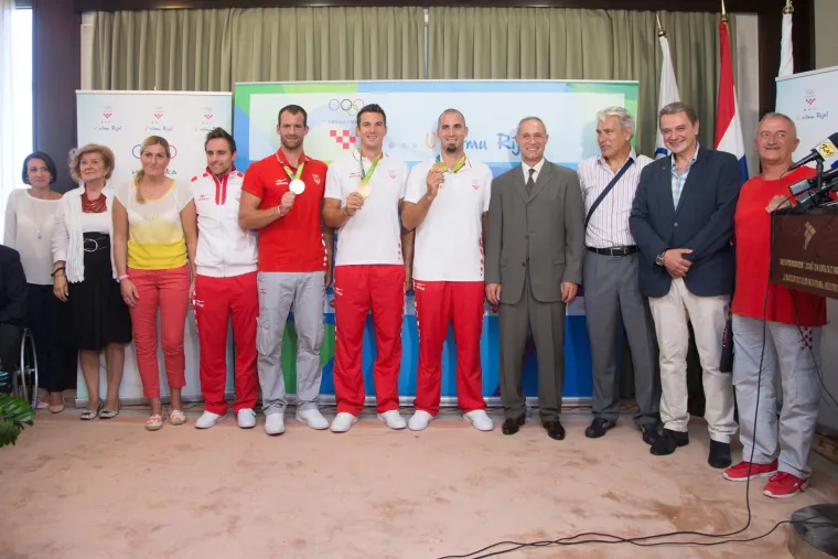 U Zagreb se vratili i trofejni veslači: dočekali ih navijači, prijatelji i članovi obitelji