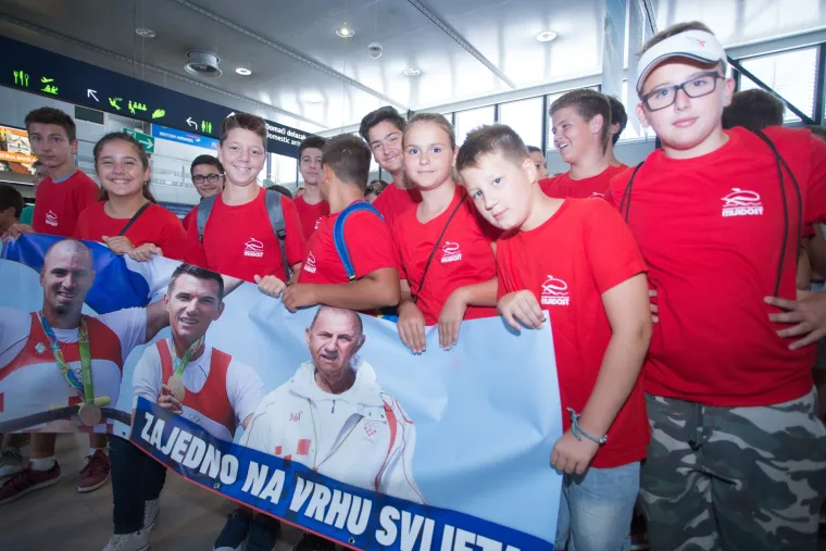 U Zagreb se vratili i trofejni veslači: dočekali ih navijači, prijatelji i članovi obitelji