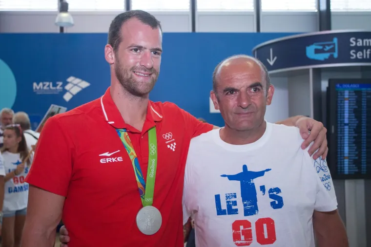 U Zagreb se vratili i trofejni veslači: dočekali ih navijači, prijatelji i članovi obitelji
