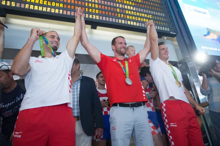 U Zagreb se vratili i trofejni veslači: dočekali ih navijači, prijatelji i članovi obitelji