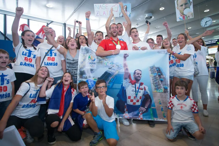 U Zagreb se vratili i trofejni veslači: dočekali ih navijači, prijatelji i članovi obitelji