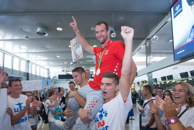 U Zagreb se vratili i trofejni veslači: dočekali ih navijači, prijatelji i članovi obitelji