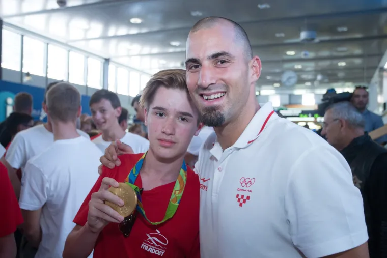 U Zagreb se vratili i trofejni veslači: dočekali ih navijači, prijatelji i članovi obitelji