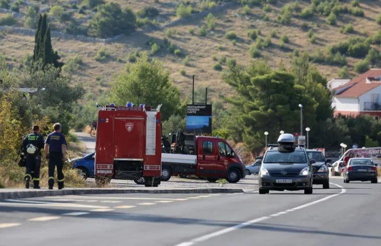 Odmor heroja: Iscrpljeni vatrogasci predahnuli nakon borbe s vatrenom stihijom