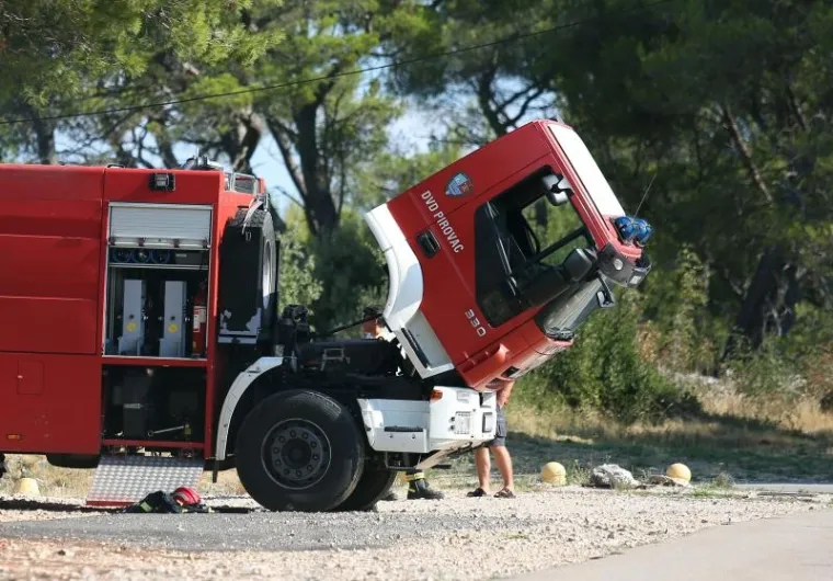 Vatrogasna se vozila tehnički pregledavaju na terenu