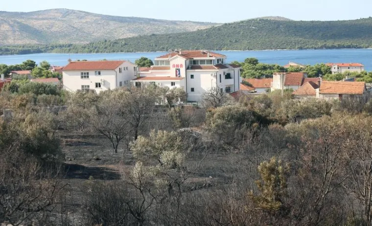 Odmor heroja: Iscrpljeni vatrogasci predahnuli nakon borbe s vatrenom stihijom