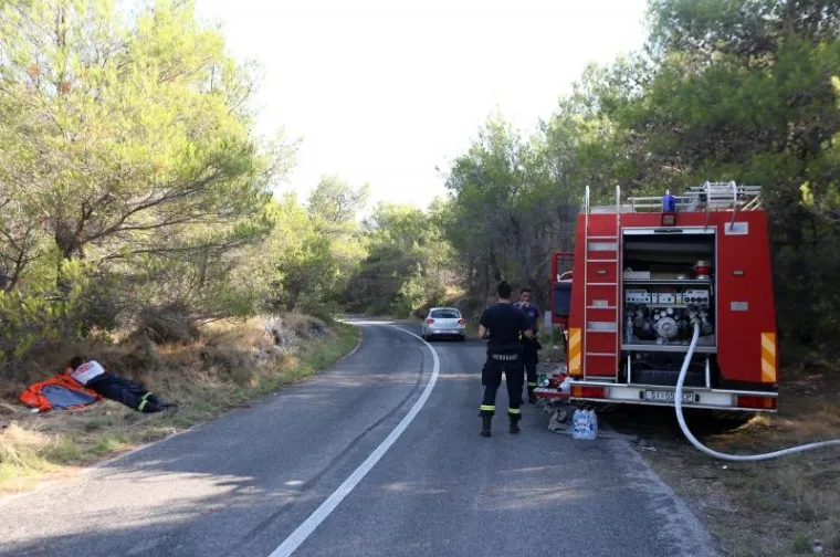 Nakon brojnih jučerašnjih intervencija vatrogasne postrojbe dežuraju i čuvaju opožarena mjesta