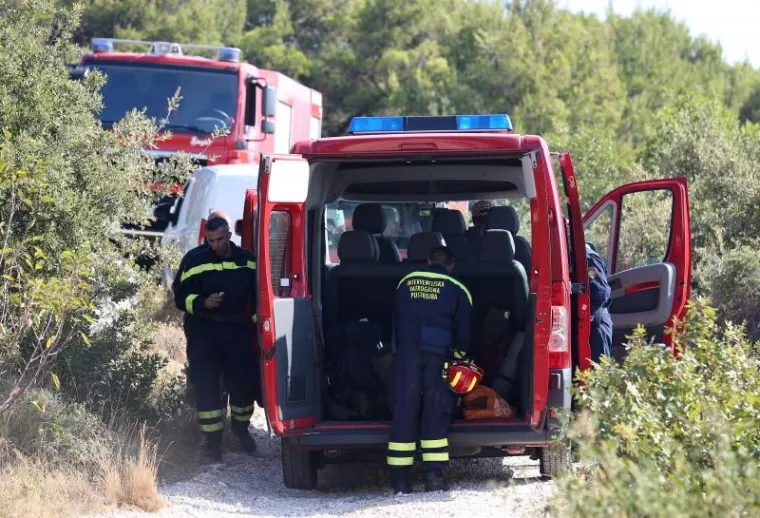 Odmor heroja: Iscrpljeni vatrogasci predahnuli nakon borbe s vatrenom stihijom