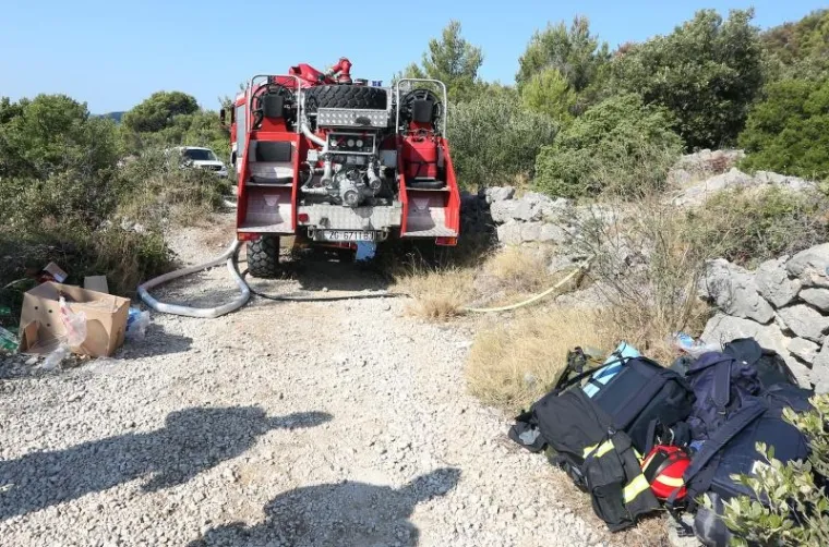 Odmor heroja: Iscrpljeni vatrogasci predahnuli nakon borbe s vatrenom stihijom