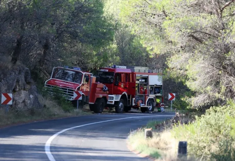 Odmor heroja: Iscrpljeni vatrogasci predahnuli nakon borbe s vatrenom stihijom