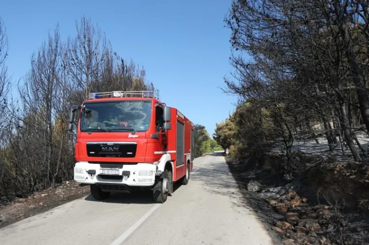 Odmor heroja: Iscrpljeni vatrogasci predahnuli nakon borbe s vatrenom stihijom