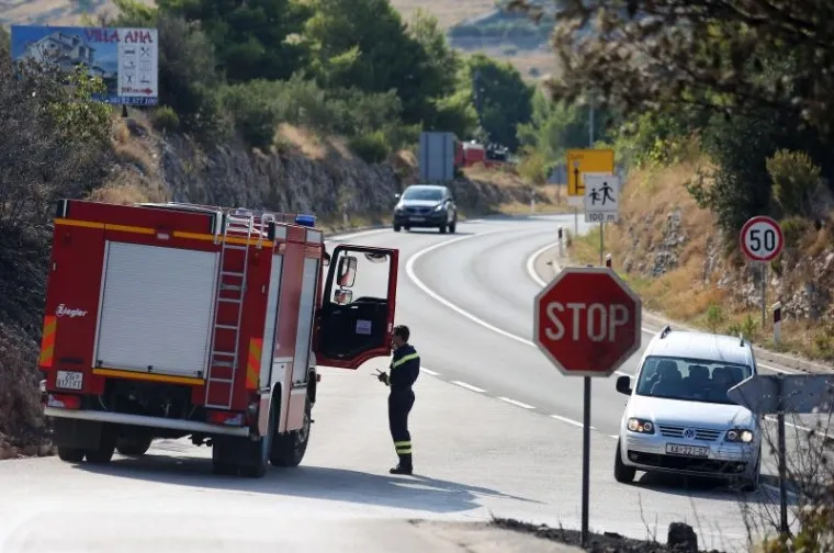 Odmor heroja: Iscrpljeni vatrogasci predahnuli nakon borbe s vatrenom stihijom