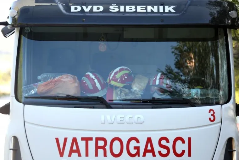 Odmor heroja: Iscrpljeni vatrogasci predahnuli nakon borbe s vatrenom stihijom