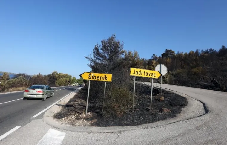 Odmor heroja: Iscrpljeni vatrogasci predahnuli nakon borbe s vatrenom stihijom