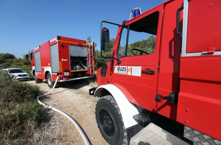 Odmor heroja: Iscrpljeni vatrogasci predahnuli nakon borbe s vatrenom stihijom
