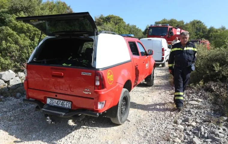 Odmor heroja: Iscrpljeni vatrogasci predahnuli nakon borbe s vatrenom stihijom