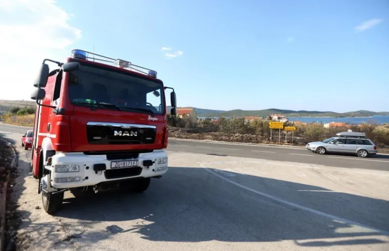 Odmor heroja: Iscrpljeni vatrogasci predahnuli nakon borbe s vatrenom stihijom