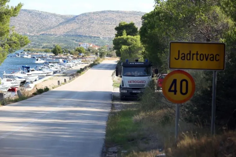 Odmor heroja: Iscrpljeni vatrogasci predahnuli nakon borbe s vatrenom stihijom