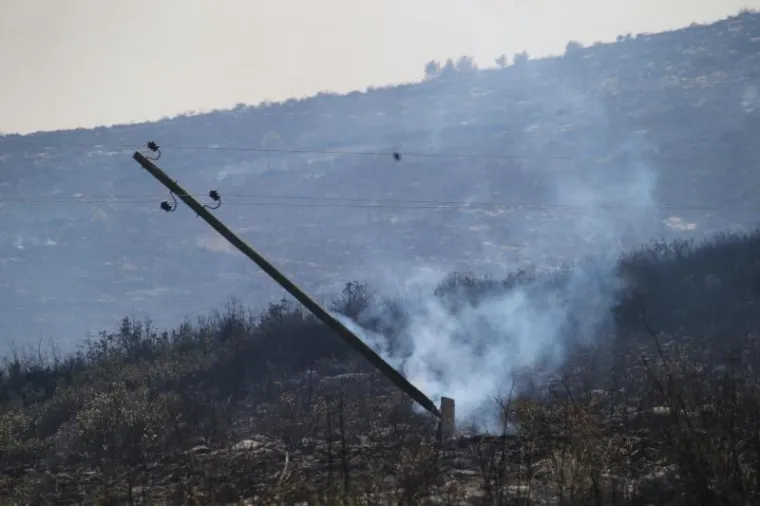 VELIKI POŽAR KOD TROGIRA: Na terenu 60-ak vatrogasaca i dva kanadera