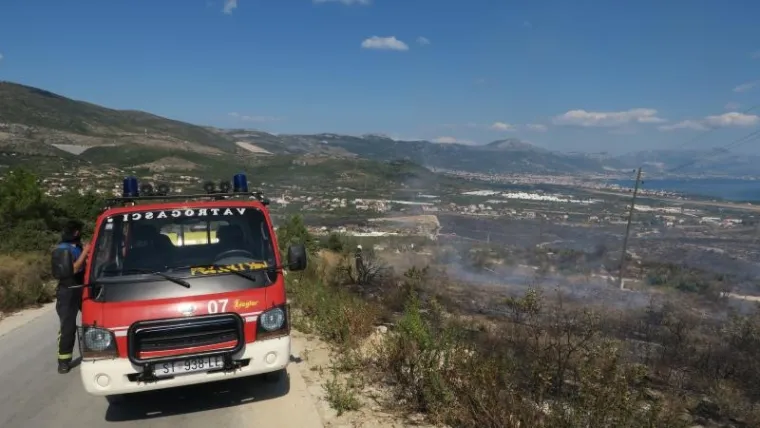 VELIKI POŽAR KOD TROGIRA: Na terenu 60-ak vatrogasaca i dva kanadera