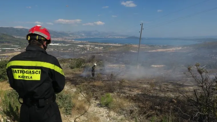 VELIKI POŽAR KOD TROGIRA: Na terenu 60-ak vatrogasaca i dva kanadera
