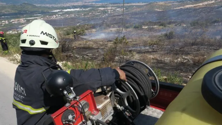 VELIKI POŽAR KOD TROGIRA: Na terenu 60-ak vatrogasaca i dva kanadera