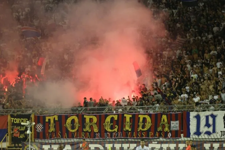 UŽARENA ATMOSFERA NA POLJUDU: Hajdukovi navijači priredili pakao Maccabiju
