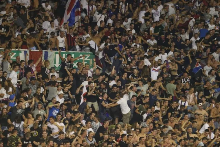 UŽARENA ATMOSFERA NA POLJUDU: Hajdukovi navijači priredili pakao Maccabiju