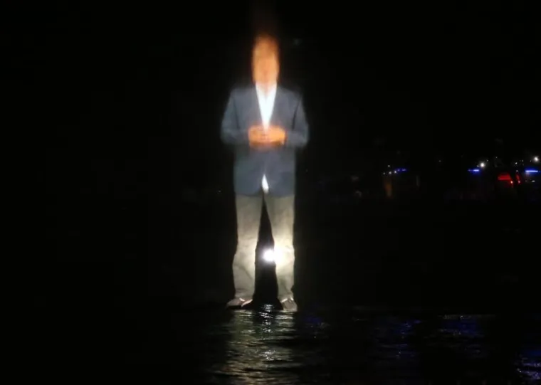 Stipe Petrina započeo je kampanju svjetlosnim spektaklom u Primostenu. Iz mora na 500 četvornih metara pratila se projekcija govora Stipe Petrine. Prvi je put jedan političar imao inovativan i nov pristup političkoj kampanji.