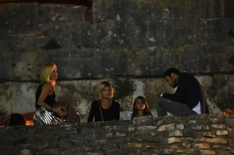 ZALJUBLJENI GOLUPČIĆI U PULSKOJ ARENI: Rozga i Hauser snimljeni kako uživaju na koncertu Olivera i Gibonnija