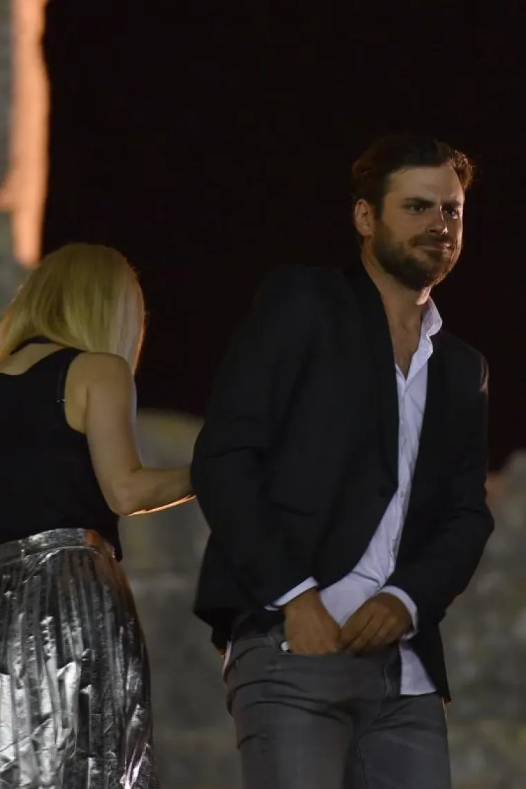 ZALJUBLJENI GOLUPČIĆI U PULSKOJ ARENI: Rozga i Hauser snimljeni kako uživaju na koncertu Olivera i Gibonnija