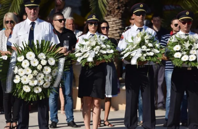 MIMOHOD SJEĆANJA: Tisuće ljudi u Vodicama odalo počast stradalim vatrogascima