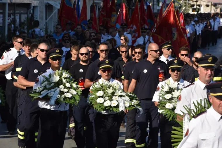 MIMOHOD SJEĆANJA: Tisuće ljudi u Vodicama odalo počast stradalim vatrogascima