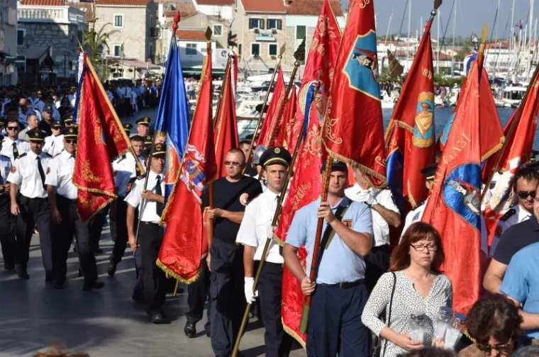 MIMOHOD SJEĆANJA: Tisuće ljudi u Vodicama odalo počast stradalim vatrogascima