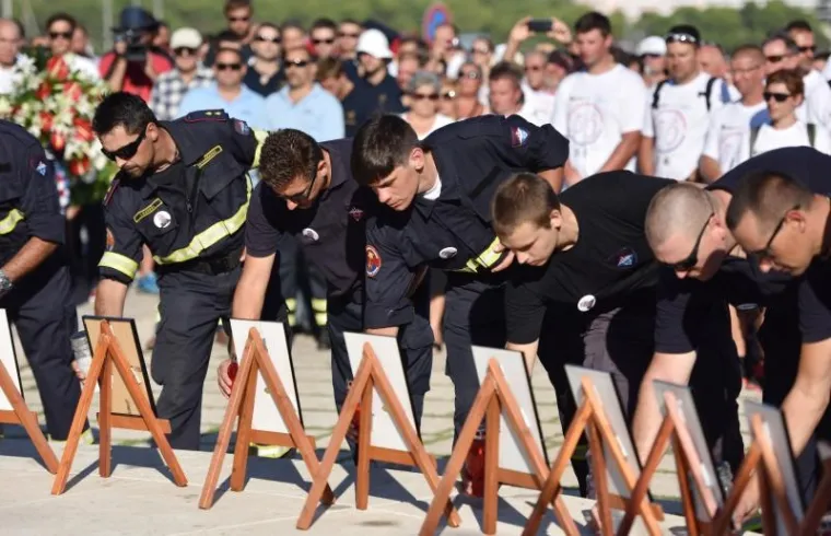 MIMOHOD SJEĆANJA: Tisuće ljudi u Vodicama odalo počast stradalim vatrogascima