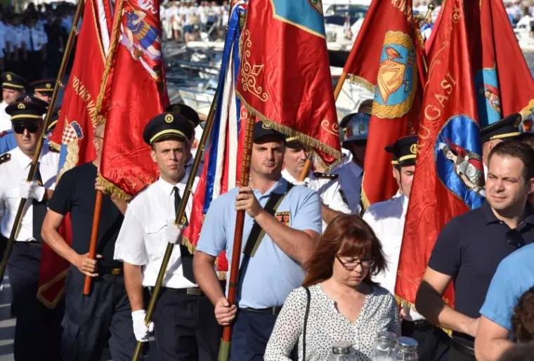 MIMOHOD SJEĆANJA: Tisuće ljudi u Vodicama odalo počast stradalim vatrogascima