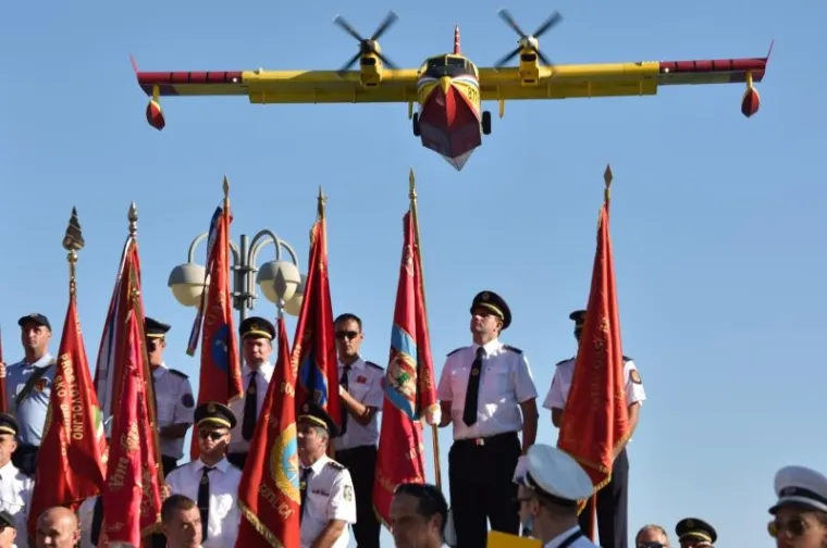 MIMOHOD SJEĆANJA: Tisuće ljudi u Vodicama odalo počast stradalim vatrogascima