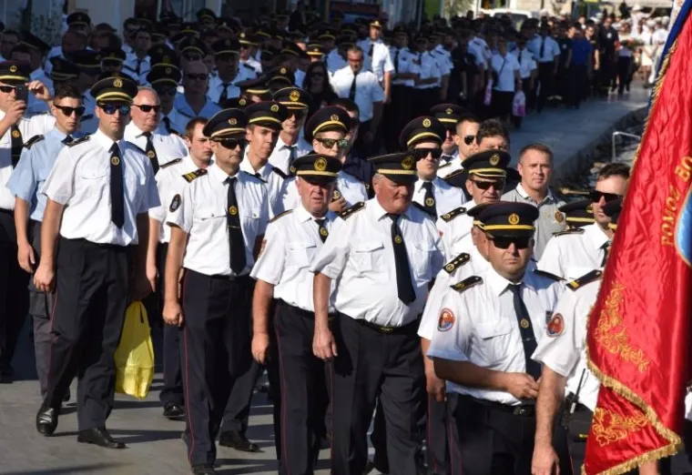 MIMOHOD SJEĆANJA: Tisuće ljudi u Vodicama odalo počast stradalim vatrogascima