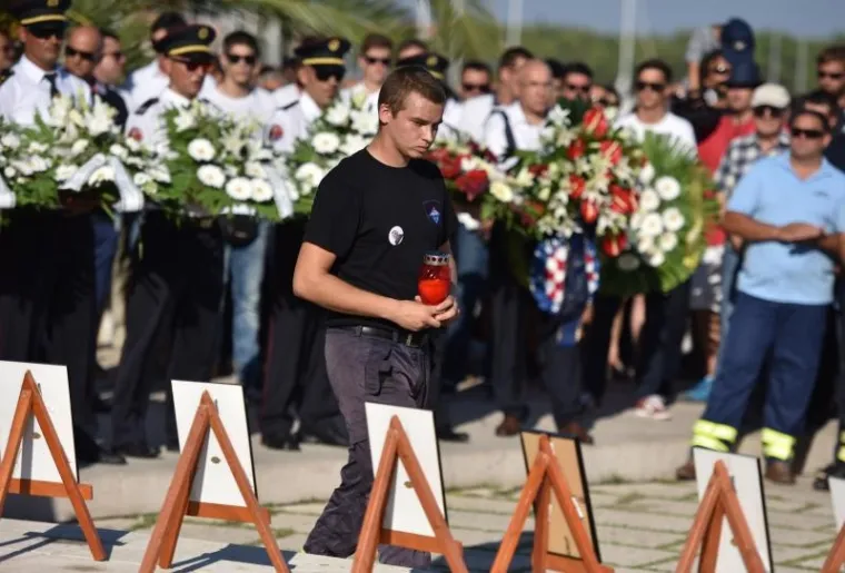MIMOHOD SJEĆANJA: Tisuće ljudi u Vodicama odalo počast stradalim vatrogascima