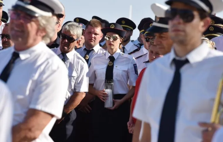 MIMOHOD SJEĆANJA: Tisuće ljudi u Vodicama odalo počast stradalim vatrogascima
