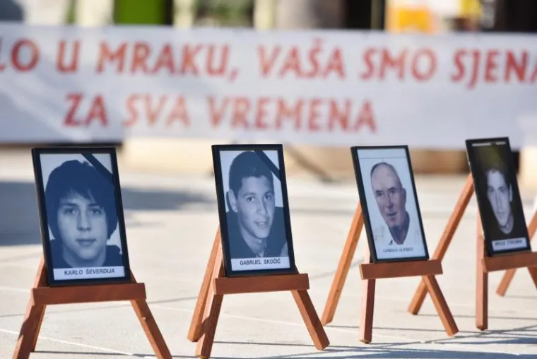 MIMOHOD SJEĆANJA: Tisuće ljudi u Vodicama odalo počast stradalim vatrogascima