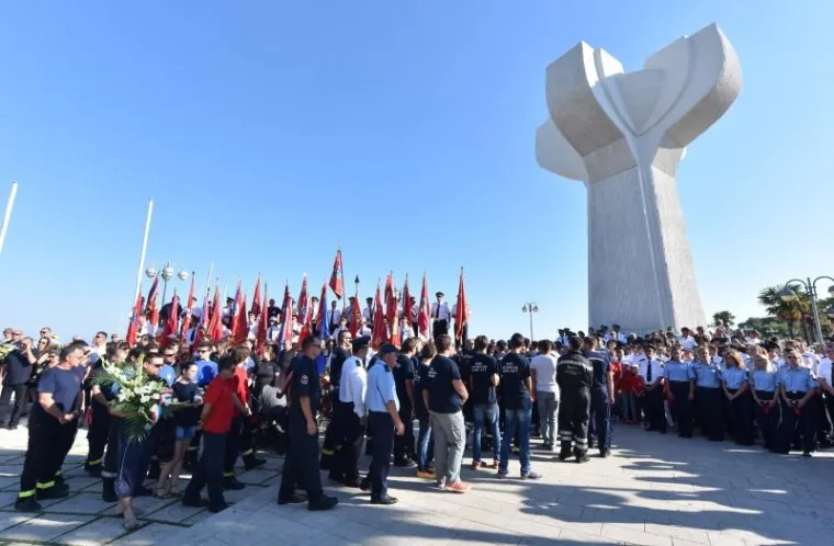 MIMOHOD SJEĆANJA: Tisuće ljudi u Vodicama odalo počast stradalim vatrogascima