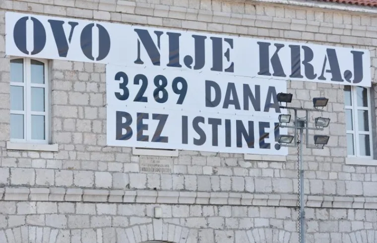 MIMOHOD SJEĆANJA: Tisuće ljudi u Vodicama odalo počast stradalim vatrogascima