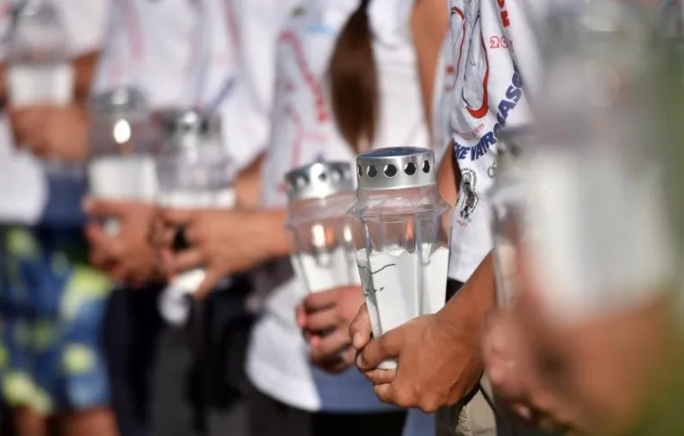 MIMOHOD SJEĆANJA: Tisuće ljudi u Vodicama odalo počast stradalim vatrogascima