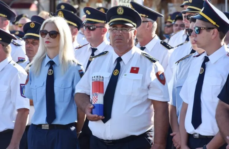 MIMOHOD SJEĆANJA: Tisuće ljudi u Vodicama odalo počast stradalim vatrogascima
