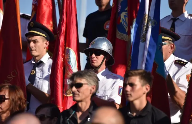 MIMOHOD SJEĆANJA: Tisuće ljudi u Vodicama odalo počast stradalim vatrogascima