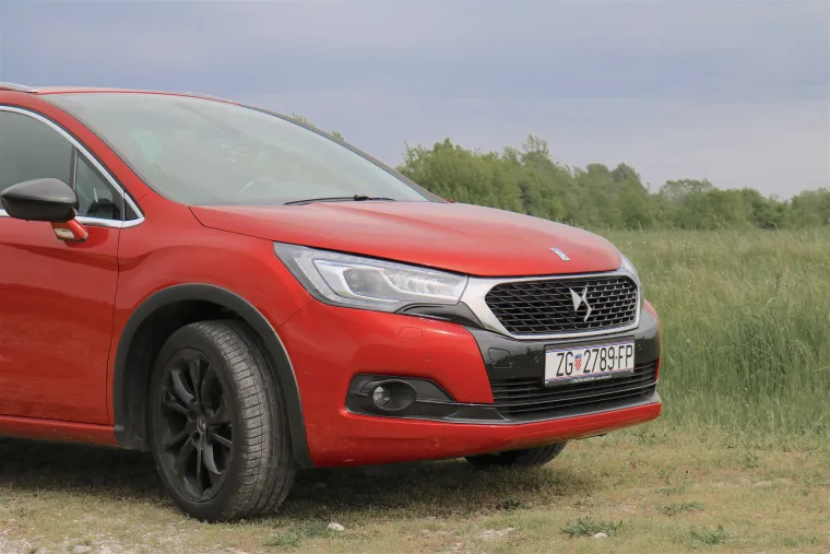 Ispod poklopca se nalazi otprije poznati Citroënov 2.0 BlueHDi motor snage 180 KS i 400 Nm okretnog momenta pri 2000 o/min. Ovi suhoparni podaci u praksi znače da naš i vaš testni DS4 ozbiljno juri.