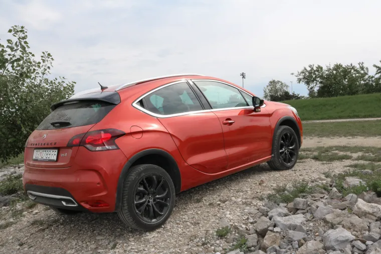 DS 4 CROSSBACK 2.0 BlueHDi 180 SPORT CHIC: Citro&euml;nov adut bez konkurenta u premium crossover segmentu