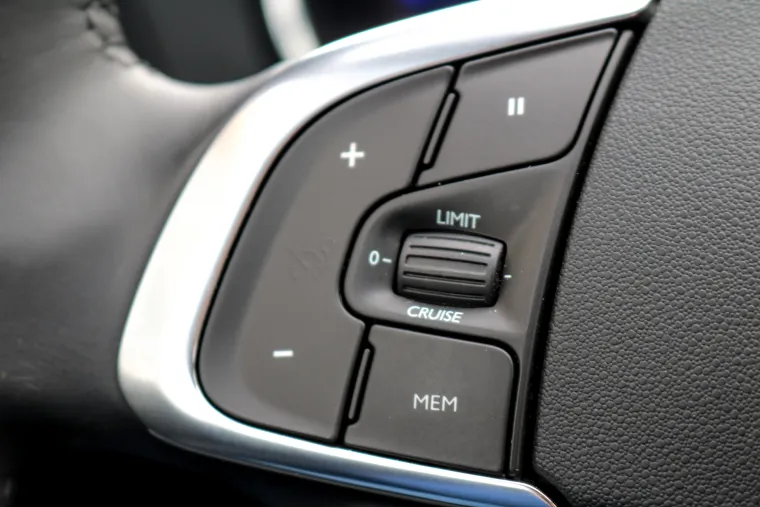 DS 4 CROSSBACK 2.0 BlueHDi 180 SPORT CHIC: Citro&euml;nov adut bez konkurenta u premium crossover segmentu